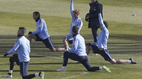 Jugadores del Atlético de Madrid se ejercitan en la práctica previa a su juego de hoy contra el Levante.