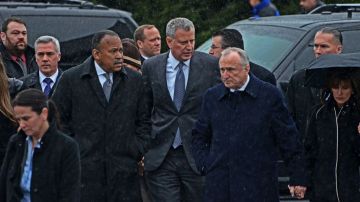 El alcalde Bill de Blasio, junto al comisionado de NYPD, William Bratton, y el vicecomisionado de la agencia, Ben Tucker.