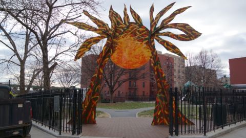 La escultura "Puerto Rican Sun", del artista boricua  Rafael Ferrer, adorna la entrada del parque de juegos Fox.