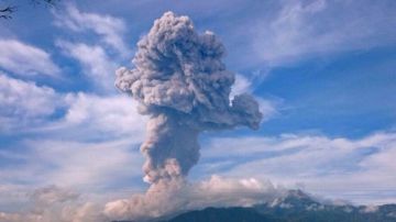 La explosión del volcán Colima causó una gran columna de cenizas.