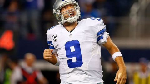 Tony Romo, quien obtuvo su segunda victoria en postemporada, reacciona tras un touchdown de su equipo en la segunda mitad.