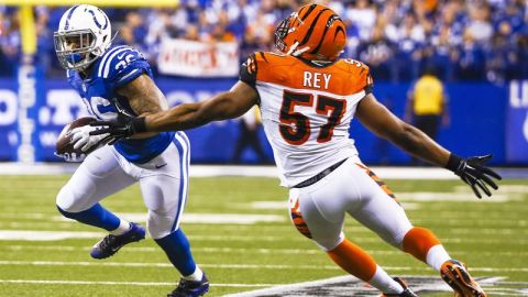 El running back de los Colts Daniel Herron (i) elude al linebacker de los Bengals Vincent Rey.