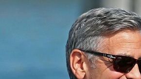 La esposa del actor George Clooney, afirmó que esas autoridades amenazaron con detenerla.
