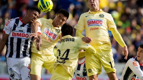 Candido Ramírez, de Rayados, pelea un balón con los defensores del América, Paolo Goltz y Pablo Aguilar.