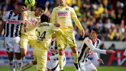 Candido Ramírez, de Rayados, pelea un balón con los defensores del América, Paolo Goltz y Pablo Aguilar.