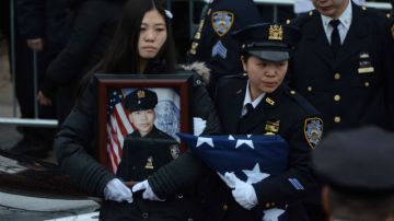 La viuda del agente, Pei Xia Chen, encabezó el cortejo fúnebre.