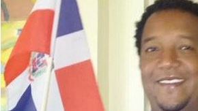 Pedro Martínez celebra su paso a la inmortalidad del béisbol.