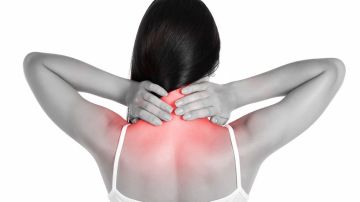 La flexión de la cabeza hacia adelante, que se toma al usar  celulares o tabletas por largos períodos de tiempo,  ha incrementado las visitas médicas por dolor de cuello.