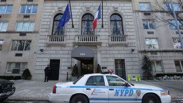Una patrulla fue enviada para reforzar la vigilancia del consulado ubicado en la Quinta avenida.