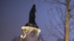 Miles salen a las calles a protestar el cruel atque a una revista.