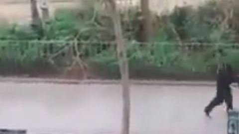 Momento en que ejecutan a un hombre.