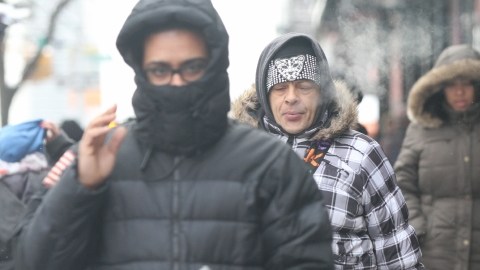 Durante los días de frío extremo, lo más importante, además de un buen abrigo y guantes, es usar bufanda y  gorro.