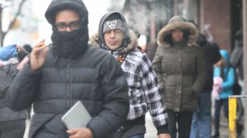 Durante los días de frío extremo, lo más importante, además de un buen abrigo y guantes, es usar bufanda y  gorro.