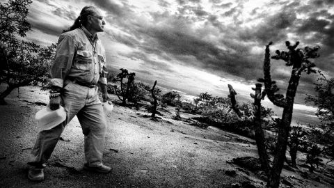Mike Wilson, voluntario de Humane Borders con sede en Tucson, Arizona, coloca recipientes de agua en el desierto con la esperanza de evitar más muertes de migrantes.