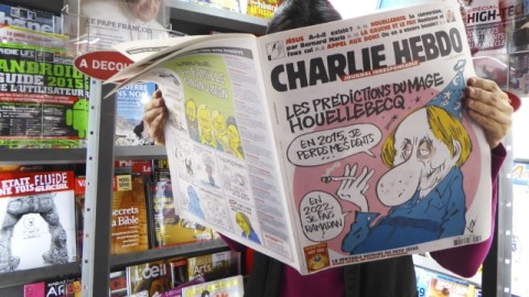Una mujer lee el último número del semanario satírico "Charlie Hebdo", ayer en un quiosco en París.