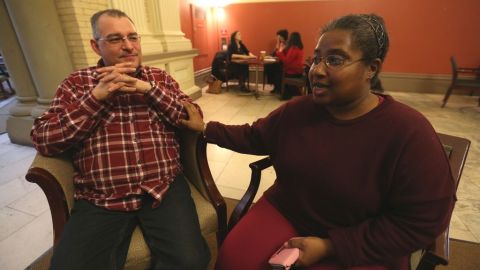 Isaac Carmignani, miembro del CEC, junto a Melanie Mendonca presidenta del PTA en Brownsville Brooklyn.