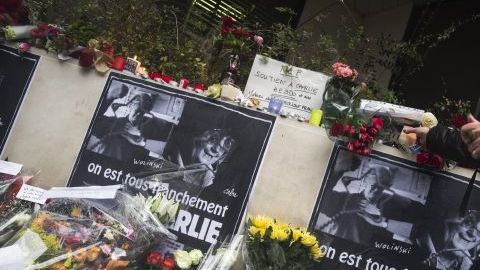 Francia tuvo un minuto de silencio y puso banderas a media asta.