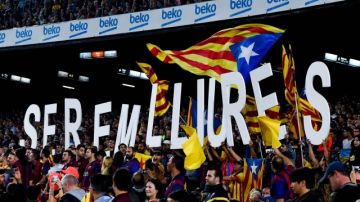 Las tribunas de Camp Nou han sido portadoras de mensajes políticos en muchas oportunidades. Durante el partido frente al Celta de Vigo, el pasado noviembre, se leía: 'Nosotros seremos libres'.