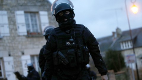 Los efectivos de la policía francesa se encontraban ayer en un pueblo en la región de Picardy (norte de Francia).
