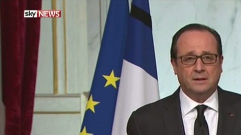El presidente François Hollande se dirige a la prensa.