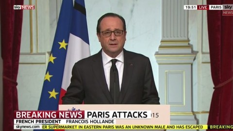 El presidente François Hollande se dirige a la prensa.