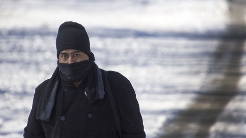 Un hombre camina sobre la nieve en Washington DC.
