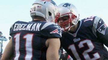Edelman y Tom Brady celebran un touchdown.