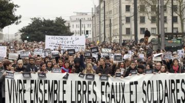 Miles de personas marcharon hoy en Nantes, Francia, en solidaridad con las víctimas del terrorismo.