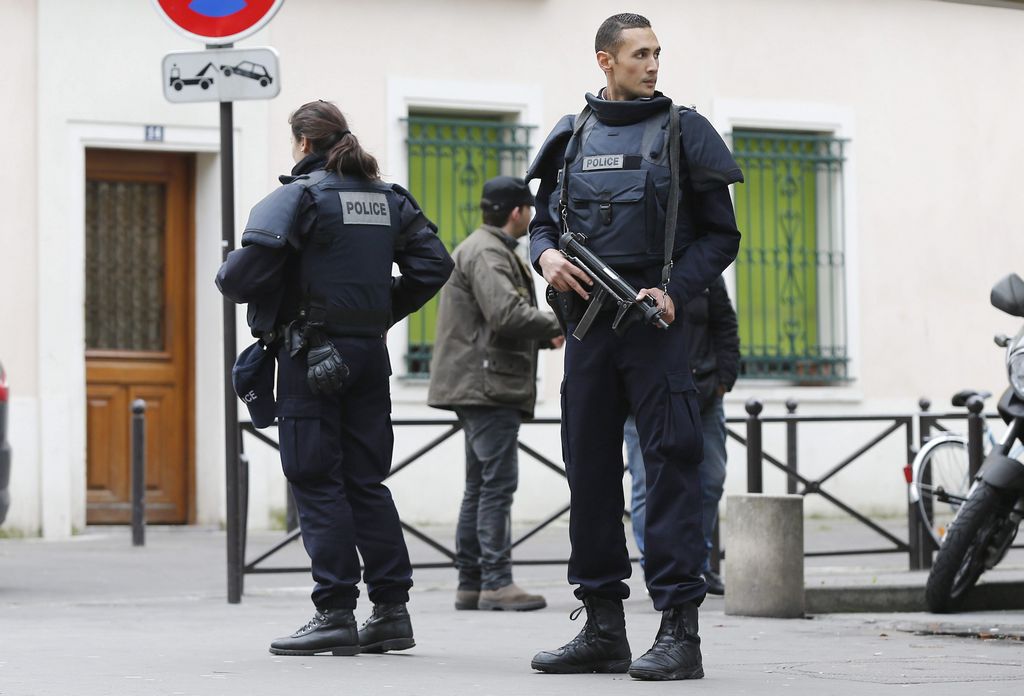 Las autoridades francesas manejaron al mismo tiempo dos crisis con rehenes, luego del ataque contra la revista Charlie Hebdo.