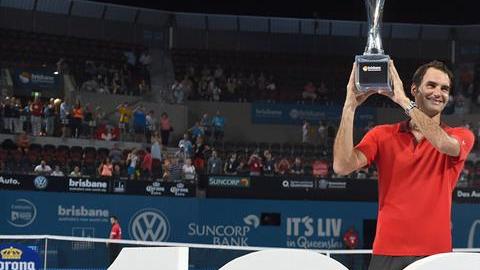Federer celebra la victoria sobre Milos Raonic de Canada en el Brisbane International Tennis Tournament en Brisbane, Australia.