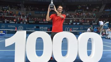 Federer celebra la victoria sobre Milos Raonic de Canada en el Brisbane International Tennis Tournament en Brisbane, Australia.