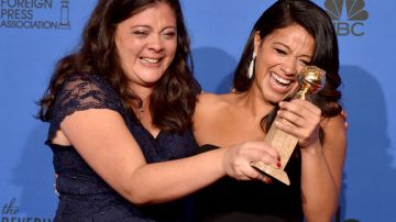 Gina Rodríguez (der.), disfrutando junto a su hermana Ivelisse Rodríguez de su primer Golden Globe.