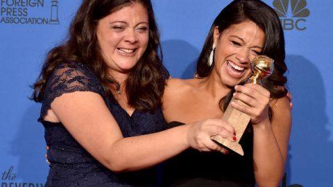 Gina Rodríguez (der.), disfrutando junto a su hermana Ivelisse Rodríguez de su primer Golden Globe.