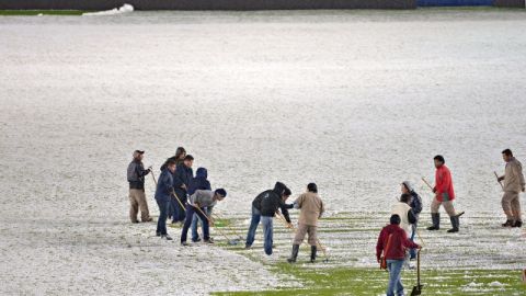 El granizo cubrió la cancha del Estadio Hidalgo.