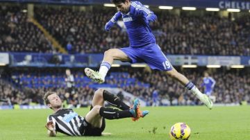 Diego Costa (der.), autor del segundo gol   de Chelsea, fue una amenaza durante todo el partido para la defensiva del Newcastle United en Stamford Bridge.