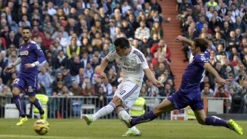James Rodríguez (10) recibió de Cristiano Ronaldo y definió sobre la salida del portero  Kiko Casilla y el cierre tardío de Víctor Sánchez del  Espanyol.