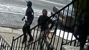 En las imágenes se ven a tres hombres jóvenes corriendo cerca del lugar donde ocurrió el asesinato.