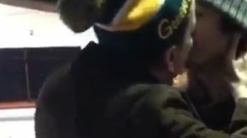 Sheen dejó a todos boquiabiertos cuando besó a un fan.