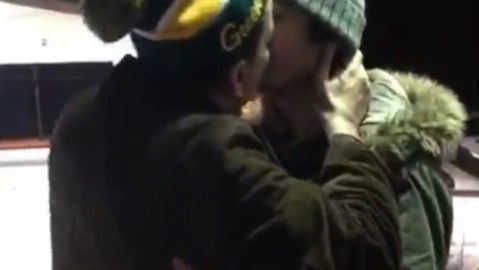 Sheen dejó a todos boquiabiertos cuando besó a un fan.