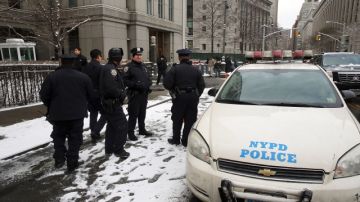 Policías patrullan frente a las Cortes de Manhattan.