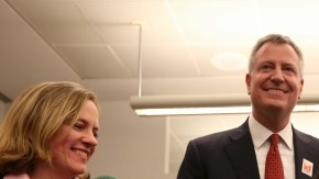 La mexicana Esther Sánchez recibió su carné de manos del alcalde Bill de Blasio, quien estuvo acompañado por la presidenta del Concejo, Melissa Mark Viverito.