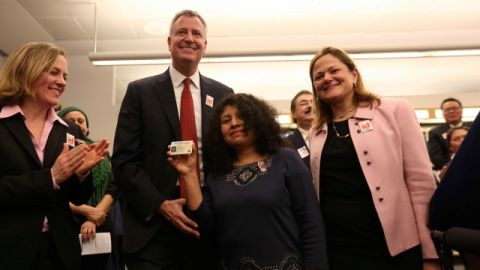 La mexicana Esther Sánchez recibió su carné de manos del alcalde Bill de Blasio, quien estuvo acompañado por la presidenta del Concejo, Melissa Mark Viverito.