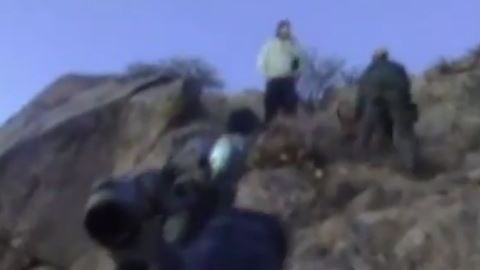 Una cámara en un casco registró el momento.