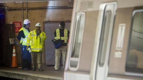 Miembros del Comité de Transporte y Seguridad Nacional llegan a en la estación L'Enfant Plaza, en Washington DC.