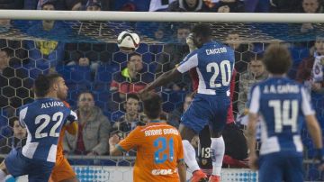 Felipe Caicedo remata de cabeza para anotar su primer gol al Valencia  en Cornellá-El Prat.