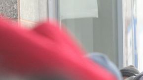 Neoyorquinos hacen fila en el exterior de la biblioteca en Jamaica, Queens, en busca de su ID municipal.