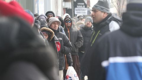Neoyorquinos hacen fila en el exterior de la biblioteca en Jamaica, Queens, en busca de su ID municipal.