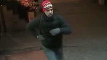 NYPD describió al sospechoso como un hispano.