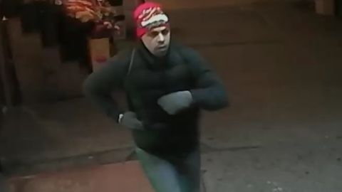 NYPD describió al sospechoso como un hispano.