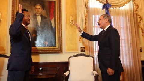 Martínez dijo sentirse “orgulloso” del gobierno que encabeza Medina (derecha).